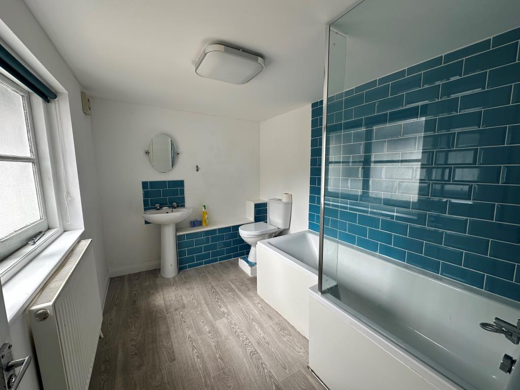 Lot: 141 - FOUR-BEDROOM HOUSE FOR IMPROVEMENT - Bathroom